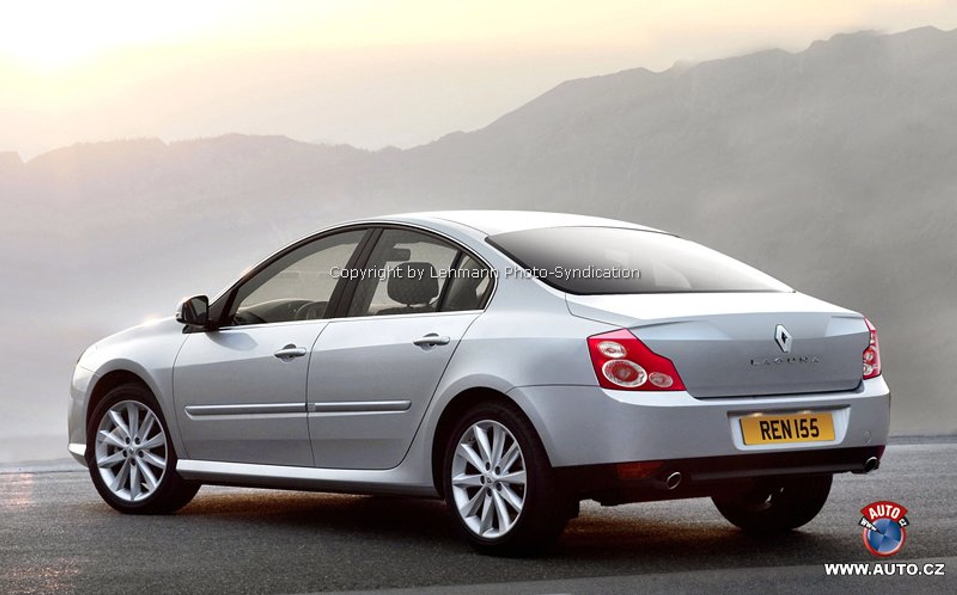 Zdjęcia szpiegowskie: Renault Laguna Sedan (nowe zdjęcia)