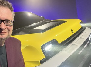 Przyjrzałem się najbardziej szalonemu Renault od 40 lat. Do zera skraca dystans między miejskim hatchem a superautem