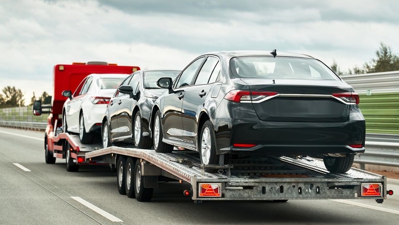 Laweta z samochodami (zdjęcie ilustracyjne)