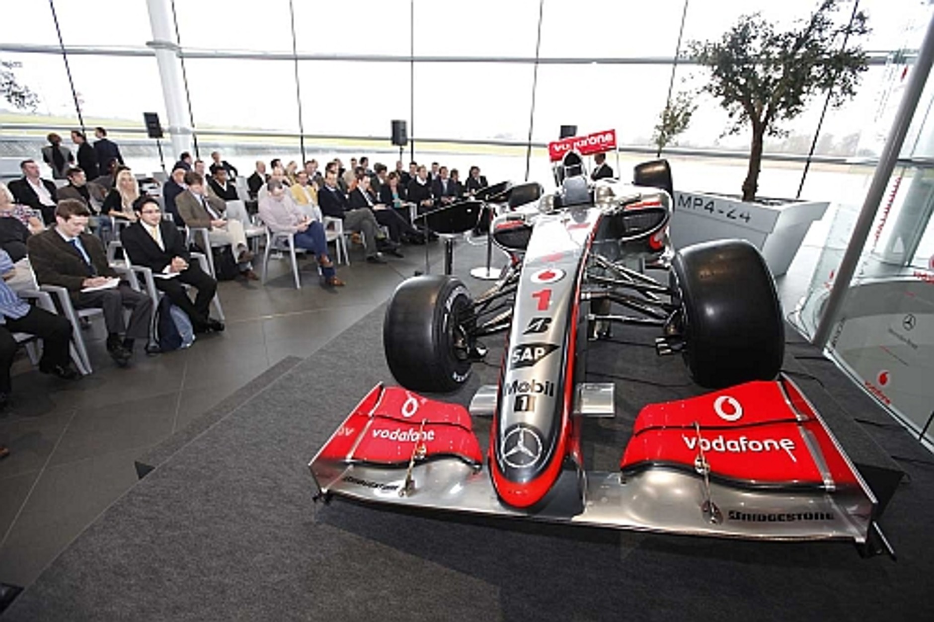 McLaren Mercedes MP4-24 - Nowy bolid dla Lewisa Hamiltona