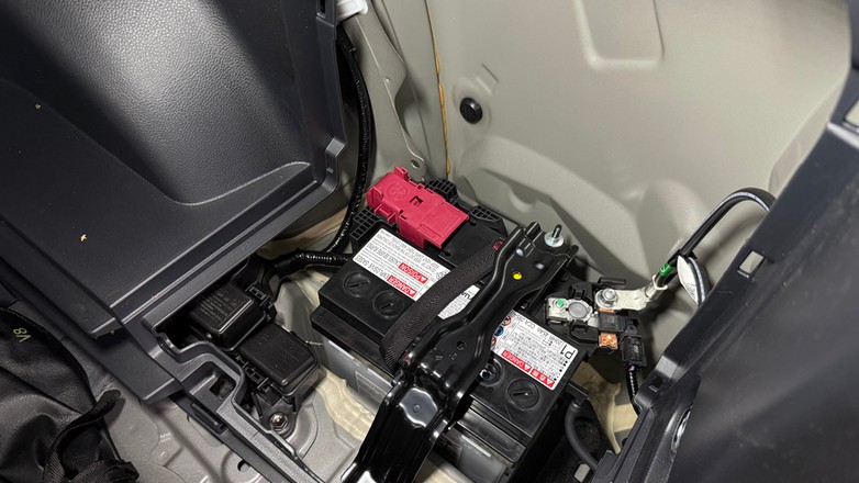 Akumulator samochodu może być ukryty głęboko – np. pod wieloczęściową osłoną w bagażniku. Warto upewnić się o tym wcześniej, by nie szukać go rozpaczliwie, będąc w stresie