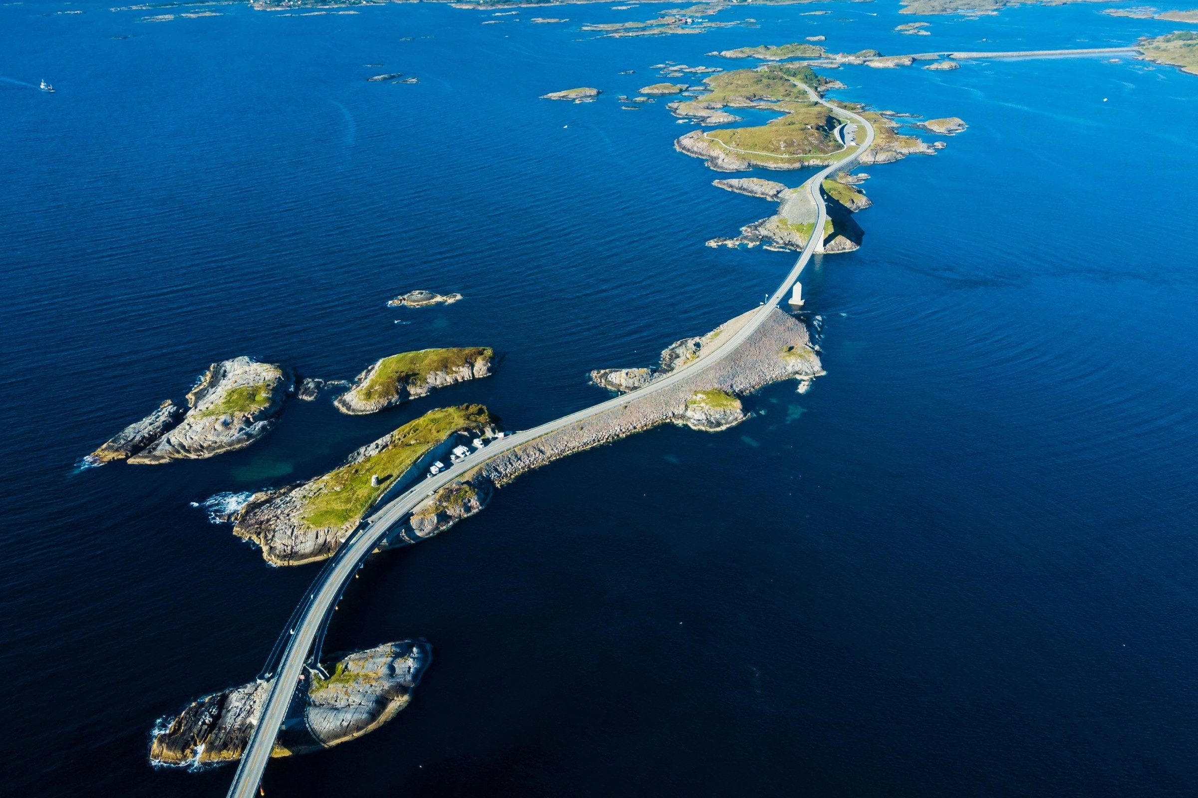 Ten niesamowity widok to norweska konstrukcja stulecia. Osiem mostów na 8 km