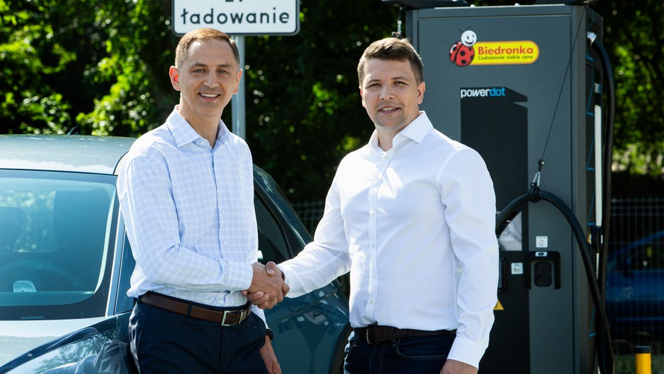 Przedstawiciele sieci Biedronka oraz Powerdot zapewniają, że umowa dotycząca infrastruktury do ładowania aut na sklepowych parkingach zawarta jest na okres wieloletni