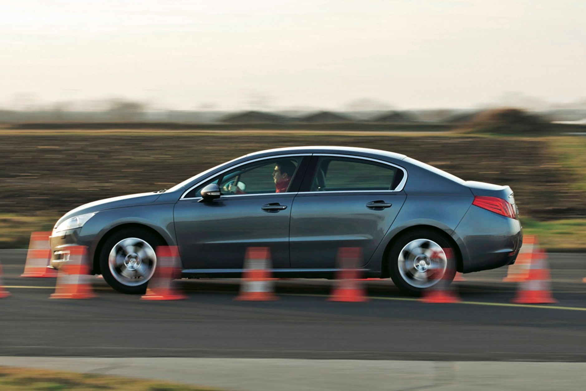 Kia Optima kontra Ford Mondeo i Peugeot 508: które auto jest najlepsze dla rodziny