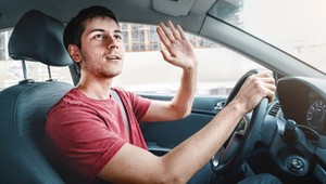 Tych gestów nie uczą na kursie na prawo jazdy. Co oznacza "gadająca dłoń"?
