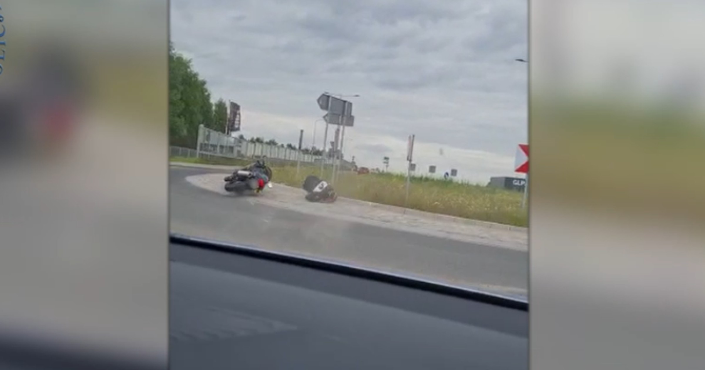 Motocyklista wywrócił się na wjeździe na rondo