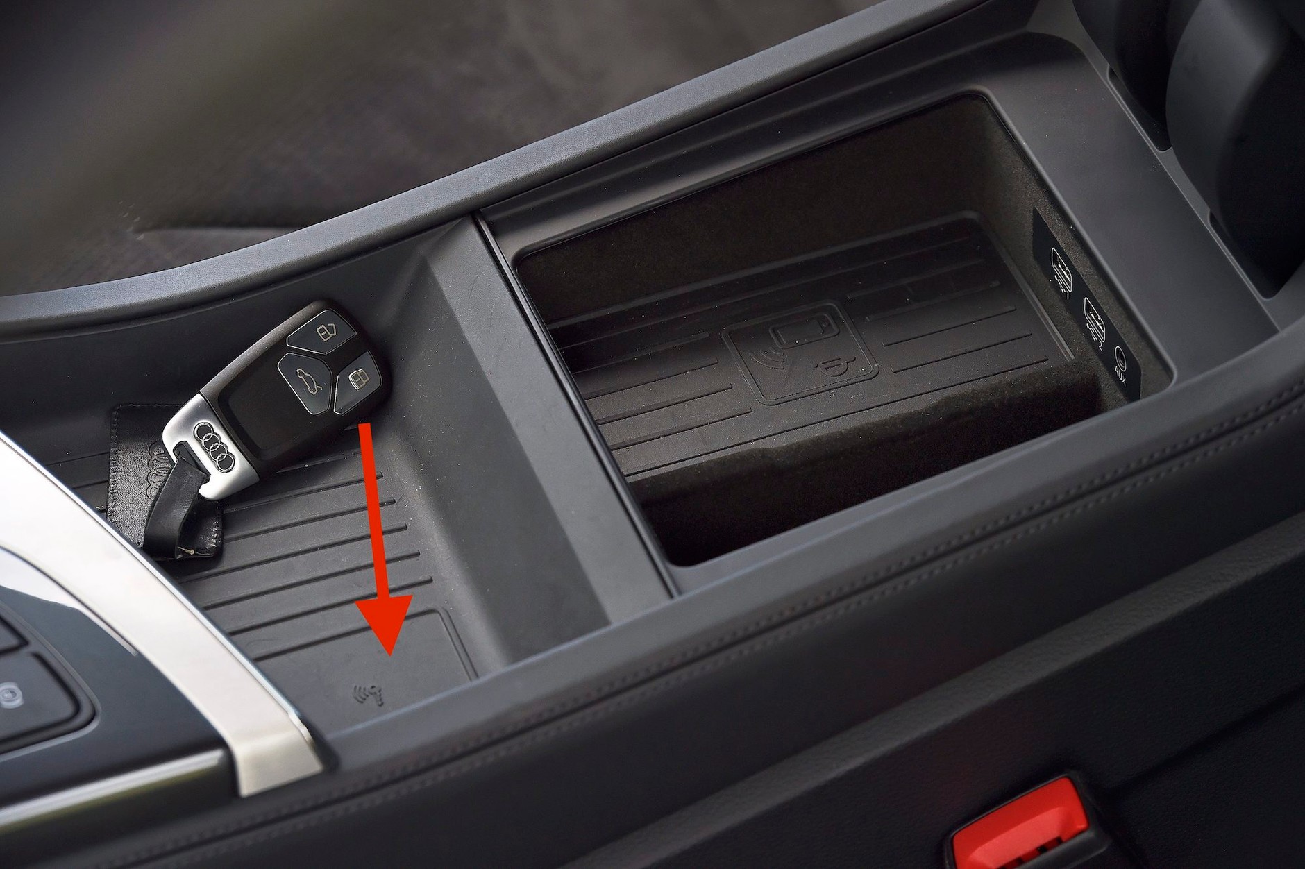 Bateria się rozładowała? Wystarczy położyć pilota w odpowiednim miejscu, a auto bez problemu odpali