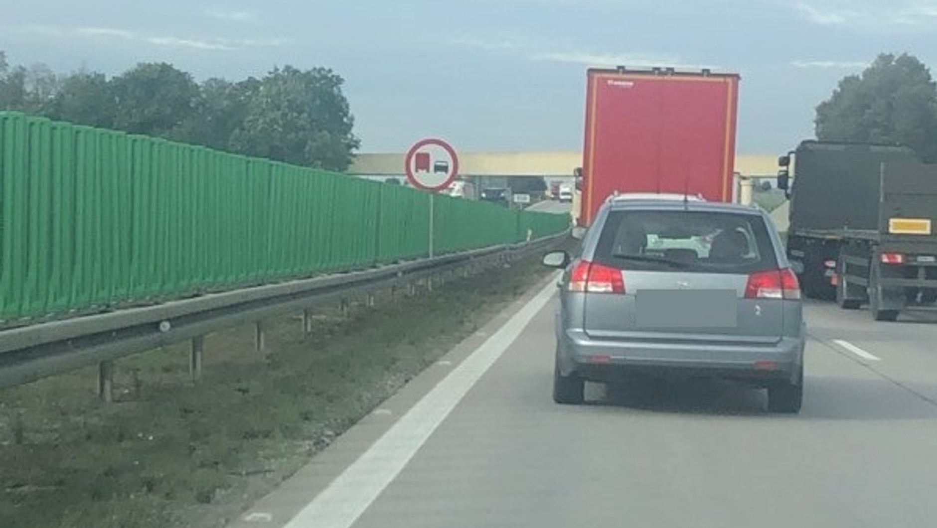 Za wyprzedzanie "na zakazie" kara jest wyższa niż za złamanie ogólnego zakazu