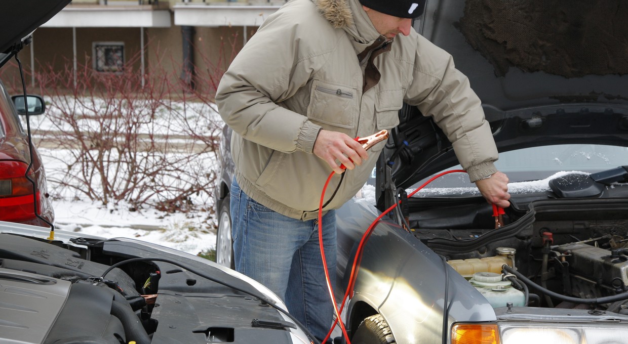 Odpalanie samochodu z kabli. Ten poradnik uratuje ci zimowy poranek