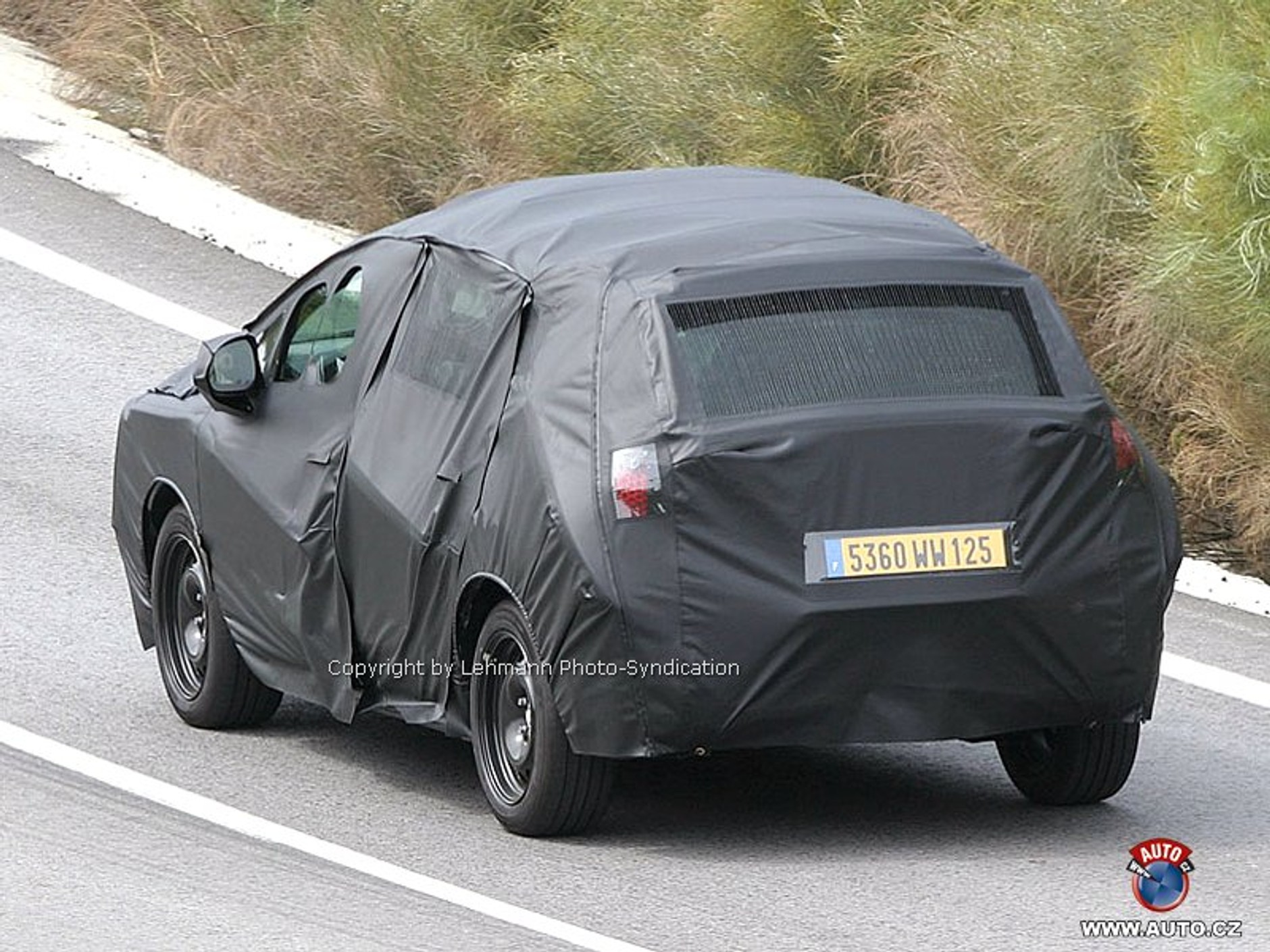 Zdjęcia szpiegowskie: Nowe MPV pod okryciem – Peugeot 3008?