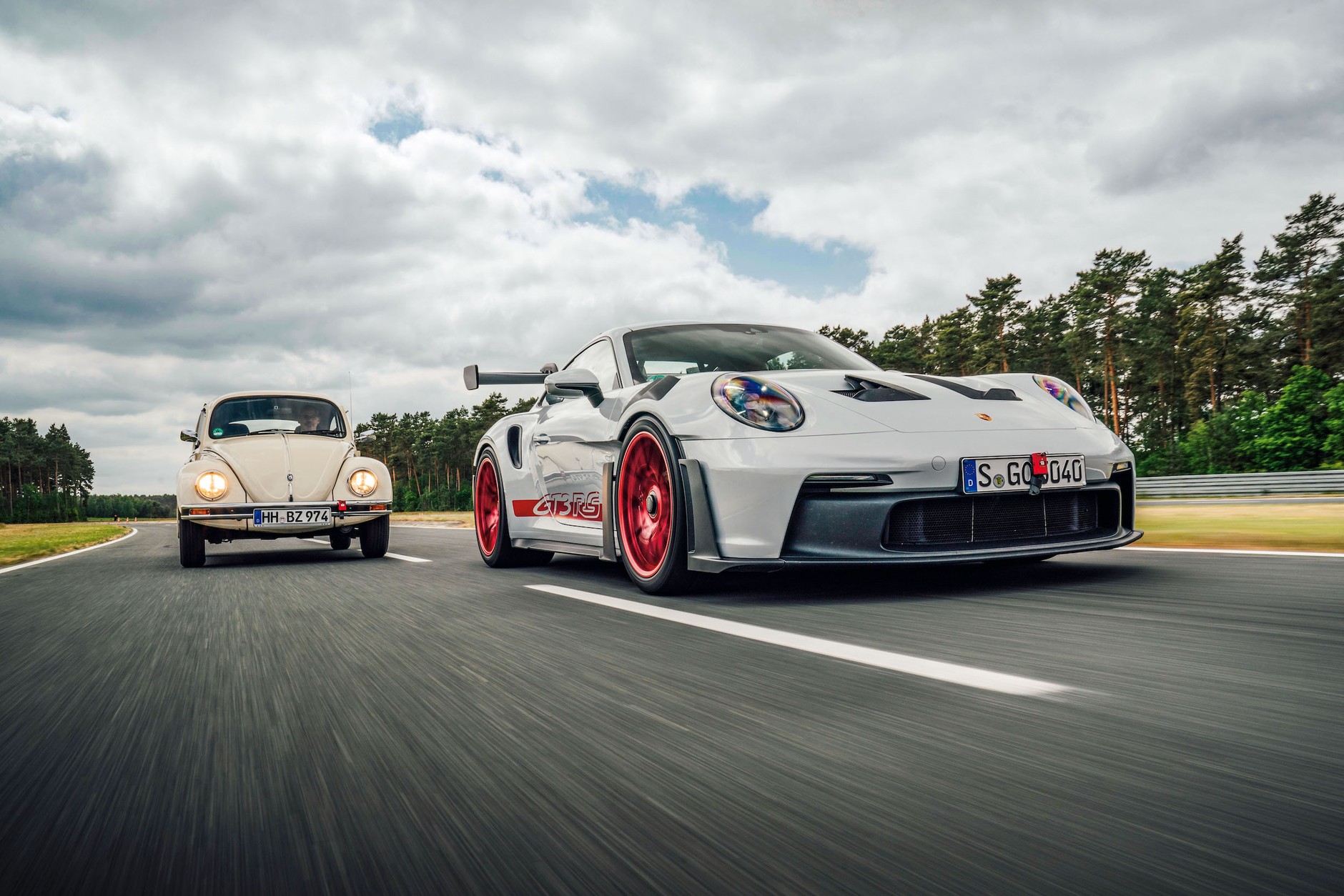 Volkswagen Garbus kontra Porsche 911 GT3 RS