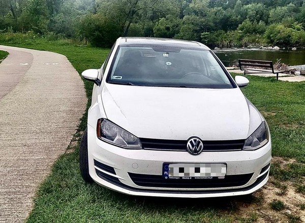 Piesi uciekali przed osobówką z chodnika