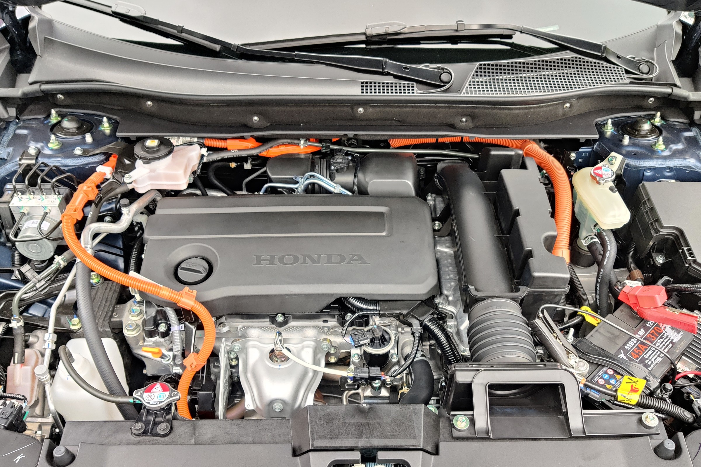 Kierowcy patrzą na przebieg i popełniają błąd przy wymianie oleju. Toyota i Honda zalecają coś innego