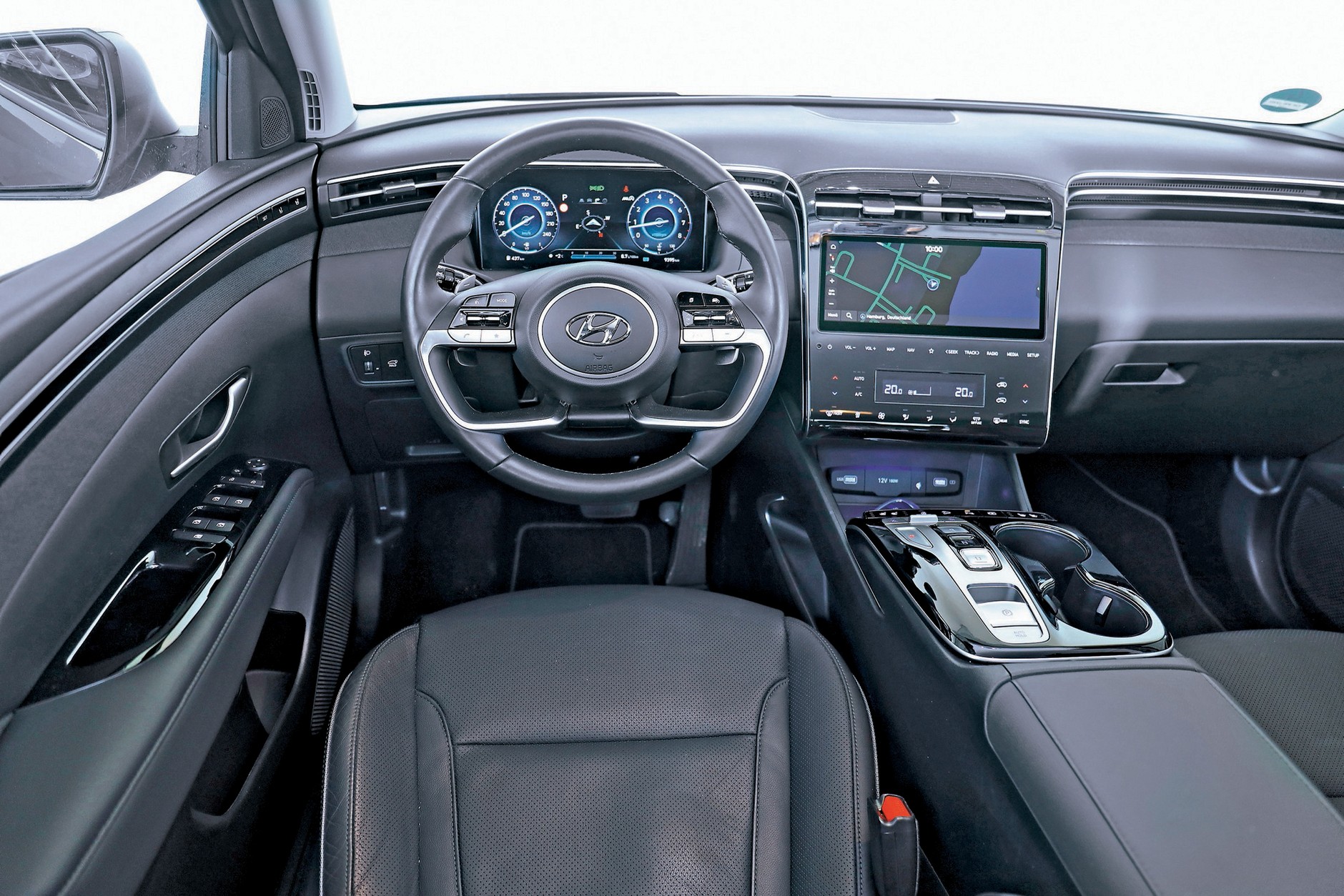 Hyundai Tucson 2022 - na zdjęciu kokpit najbogatszej wersji Platinum, ale Executive też ma cyfrowe wirtualne zegary, wyszukane wzornictwo i dobrą ergonomię obsługi.