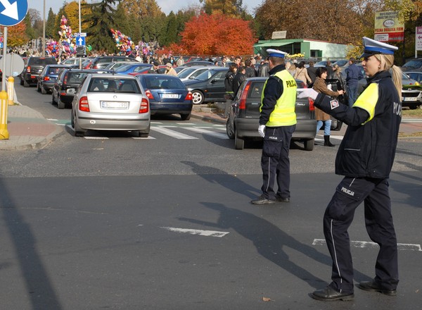 Jedziesz na Wszystkich Świętych - radzimy jak sprawdzić auto?