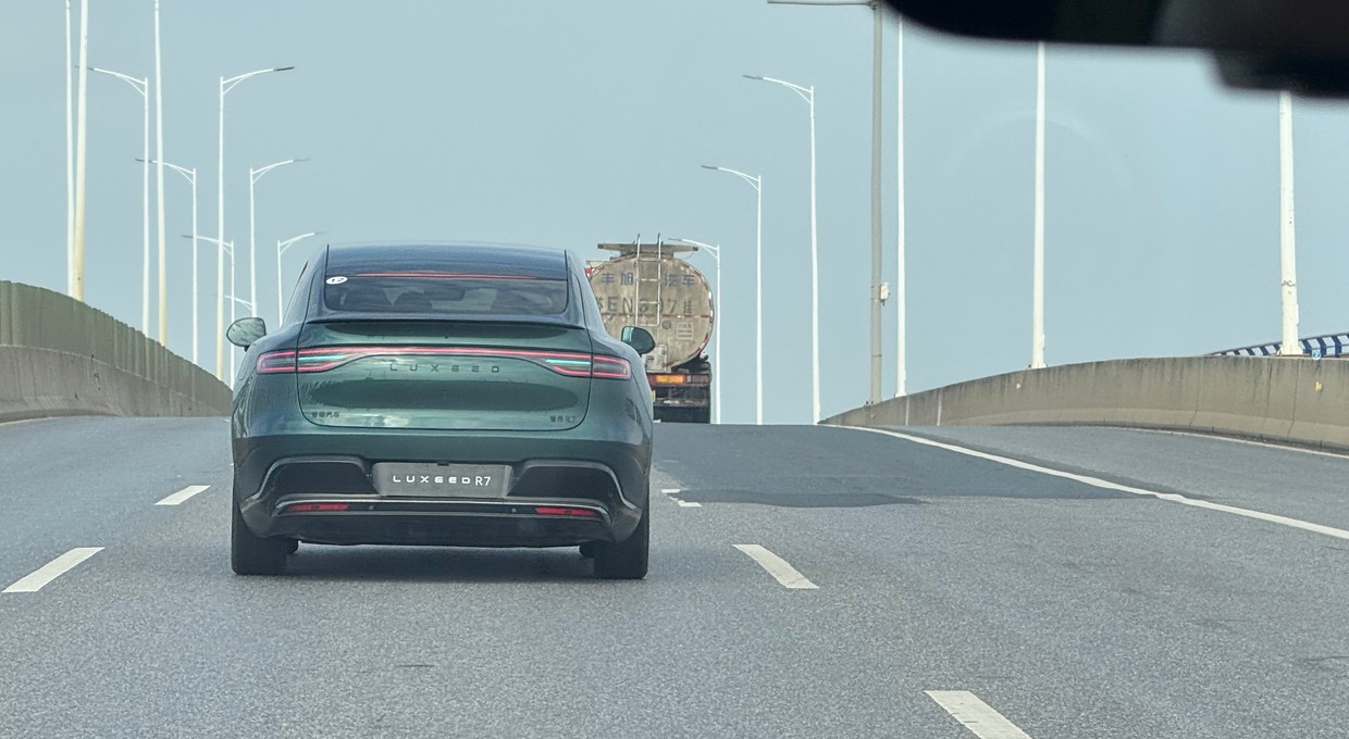 Turkusowe światło w samochodzie to jasny sygnał. Można je już spotkać na drogach