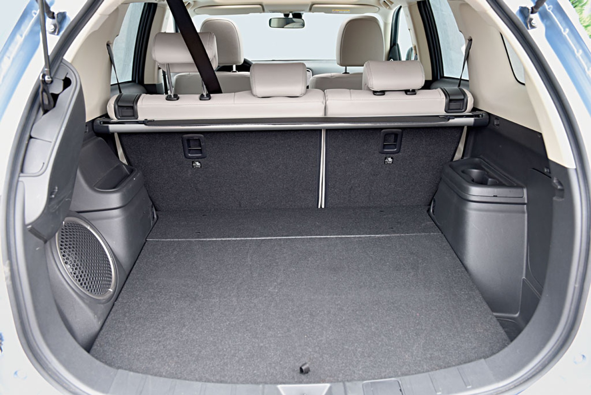 Mitsubishi Outlander PHEV potrafi oszczędzać