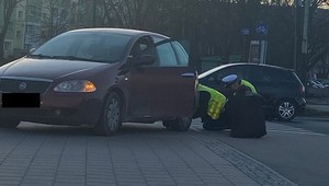 Eskorta na porodówkę i naprawa auta na ulicy. Drogówka nie tylko wystawia mandaty
