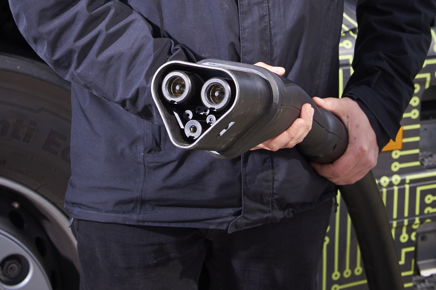 Kabel MCS do ładowania elektrycznej ciężarówki 