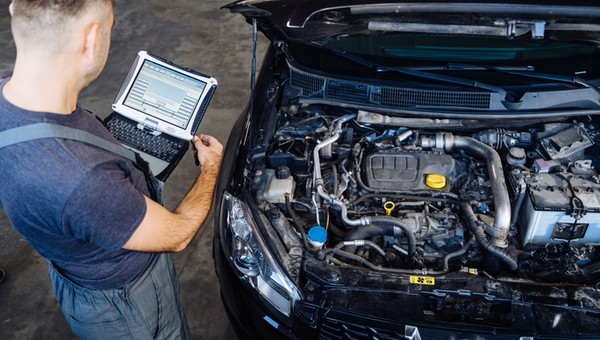 Samochód używany w warsztacie u mechanika - zdjęcie ilustracyjne