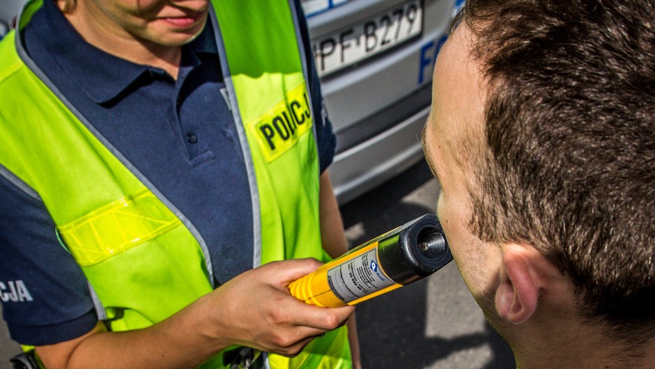 Policjanci prowadzili rutynową kontrolę. Od tego kierowcy wyczuli charakterystyczną woń