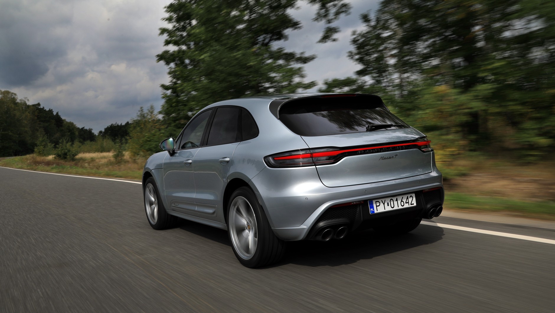 Listwy boczne zdobi czarne logo „Macan T”.W standardzie wersja T ma 20-calowe felgi.