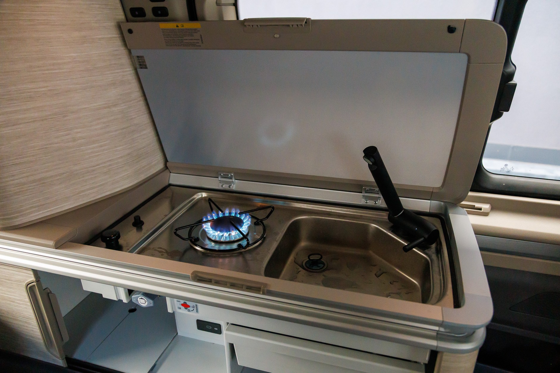 Umywalka i kuchenka gazowa w kamperze