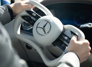 Rewolucja w Mercedesie: spłaszczona kierownica nie będzie połączona z kołami