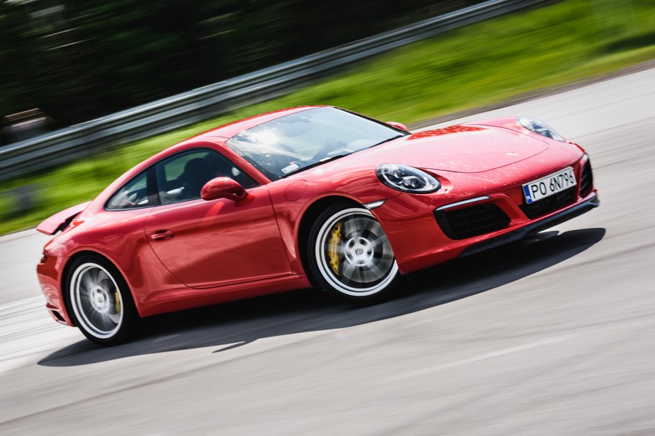 Porsche 911 Carrera S: 420-konny doładowany silnik o pojemności 3-litrów pozwala osiągnąć „setkę” w 4,3 s. Zwykła Carrera ma o 50 KM mniej.