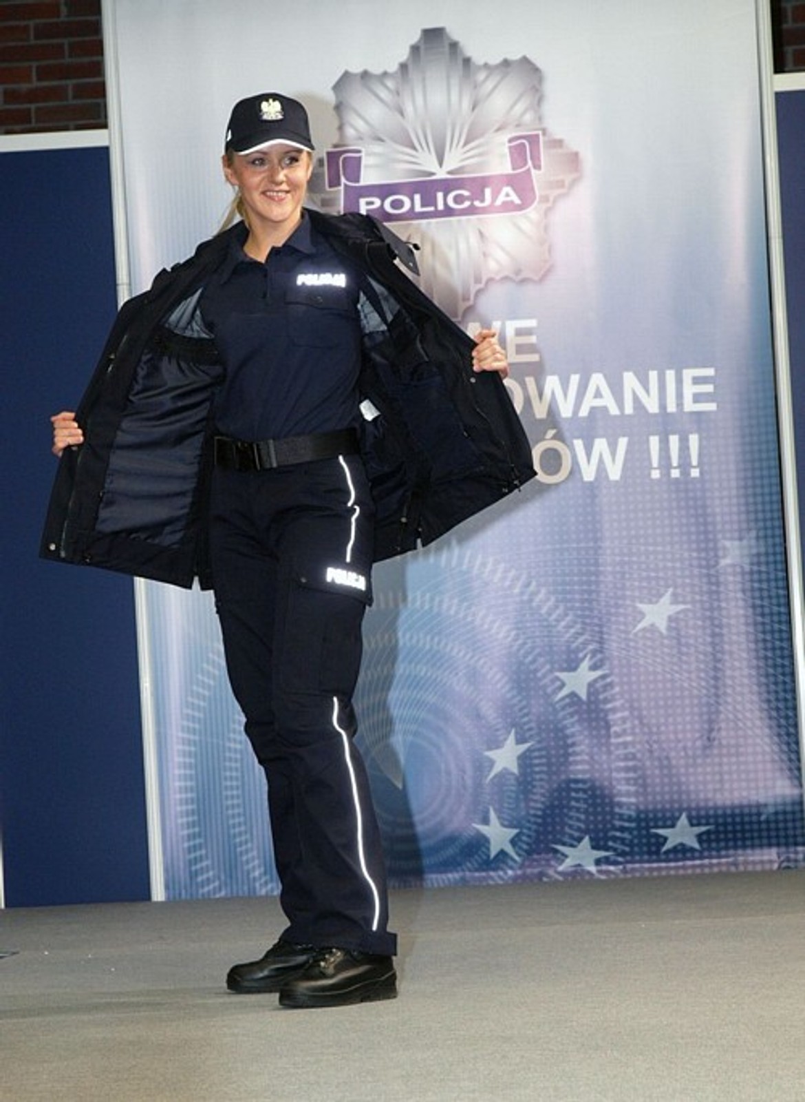 Koniec ze "smerfami". Policja ma nowe mundury