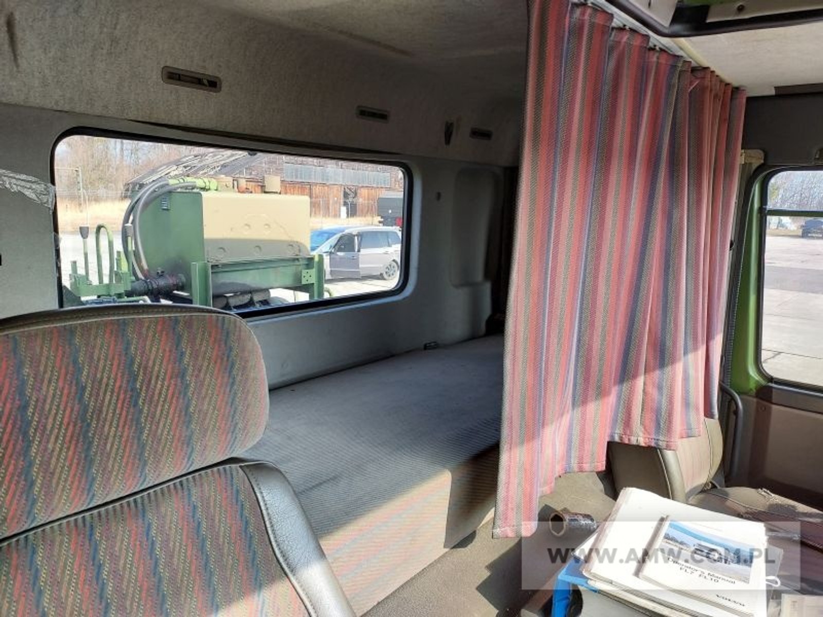 Wojskowe Volvo FL12 z naczepą Lohr