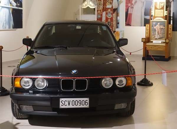 Używane przez papieża BMW serii 5 udostępnione odwiedzającym Jasną Górę