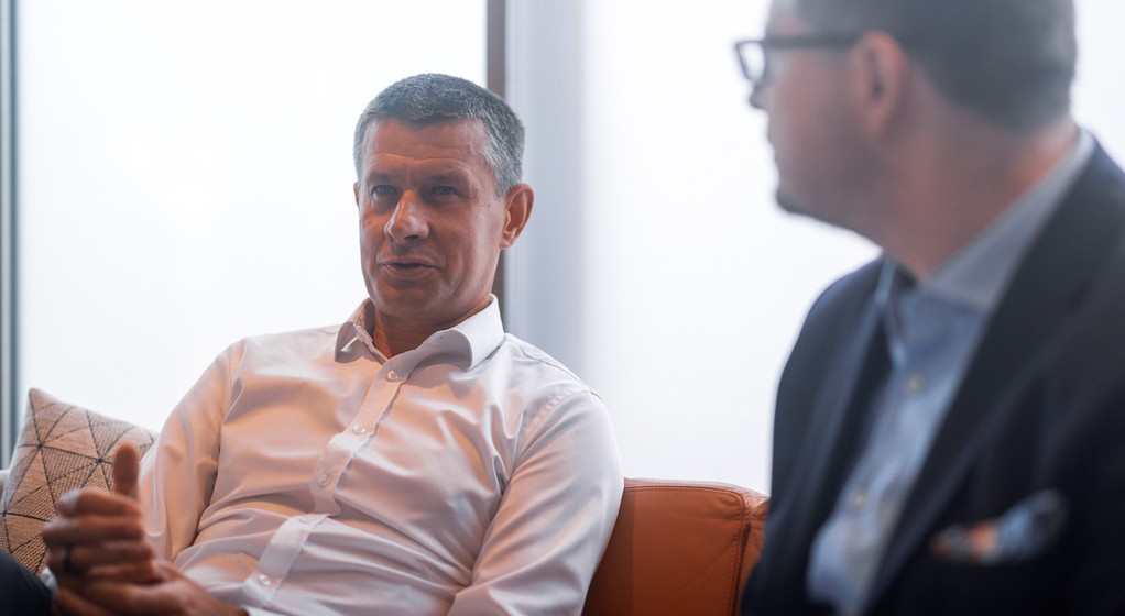 Arkadiusz Nowiński, prezes Volvo Cars Europe, podczas wywiadu w Warszawie w 2024 r.