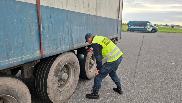 Inspektor ITD kontrolujący naczepę przewożącą odpady komunalne