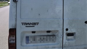 Dostawczy Ford w 30 minut musiałby pokonać 140 km. Policjanci nie wierzyli własnym oczom
