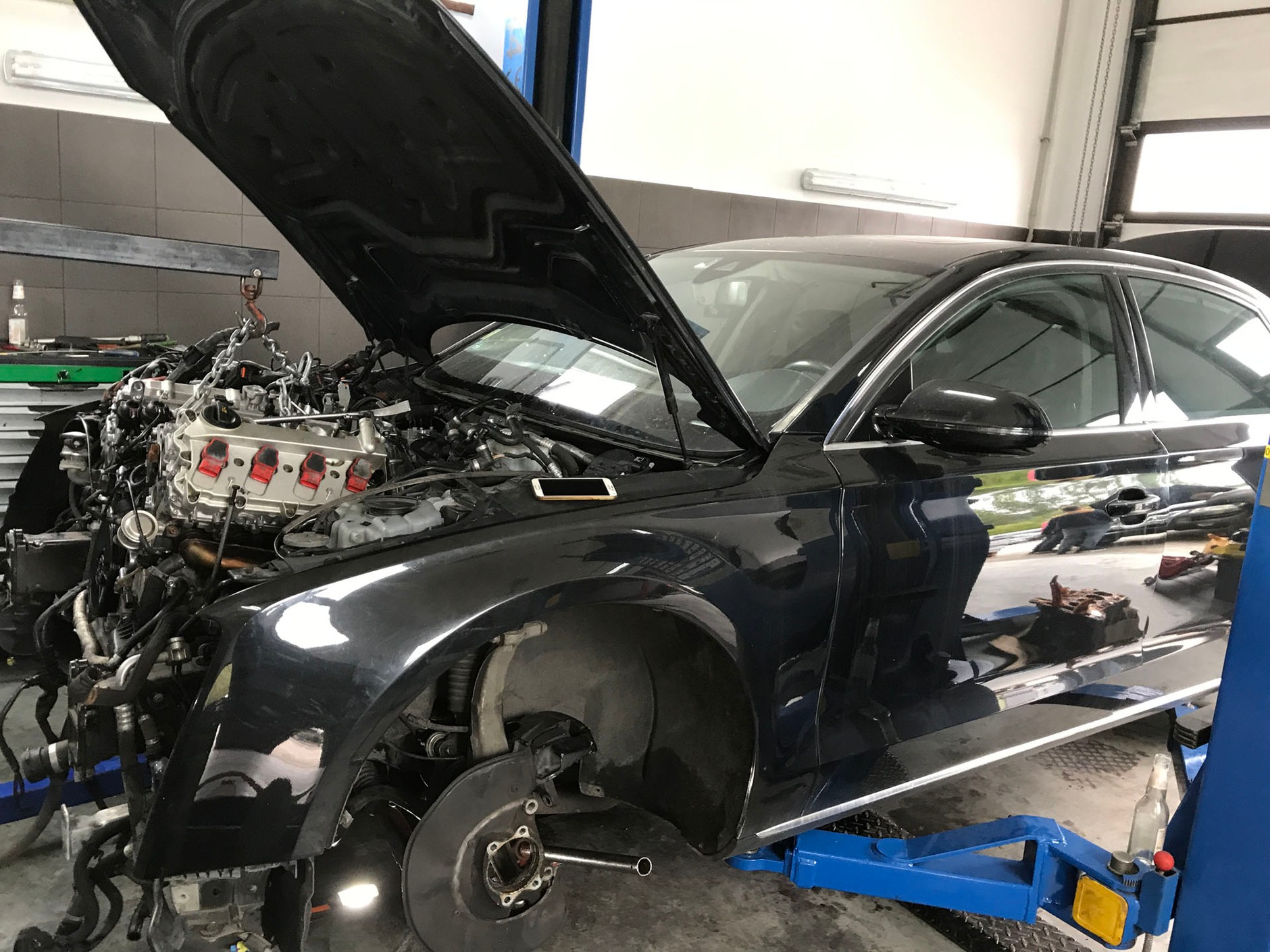 Na zdjęciu Audi z silnikiem benzynowym 4.2 
– moc tych silników to 
– w zależności od rocznika 
i wersji – 350 KM i więcej. Wymiana silnika na nowy to w przypadku kilkuletniego auta koszt przekraczający wartość auta. Ekonomicznie sensowny jest montaż używanej jednostki.