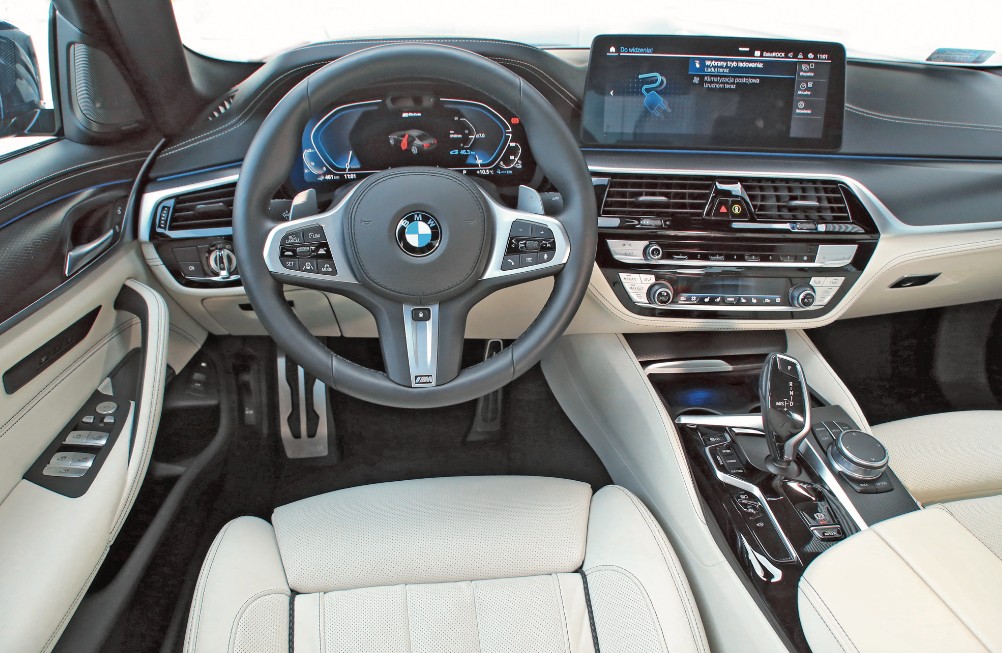 Wzorowa ergonomia, świetna jakość wykonania, jedne z najbardziej intuicyjnych w obsłudze systemów inforozrywki