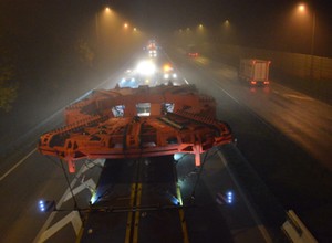 Konwój z "bestią" znowu na drodze. Już niedługo wjedzie na autostradę A1