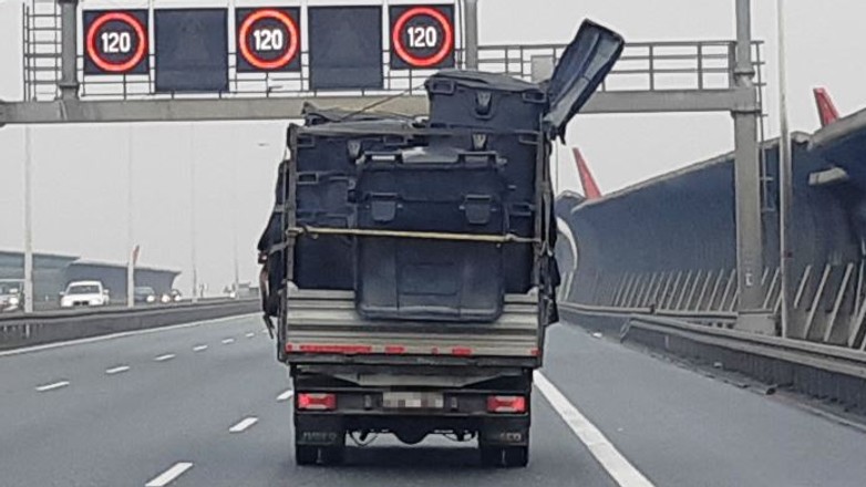 Źle zabezpieczone pojemniki zagrażały podczas transportu na S8