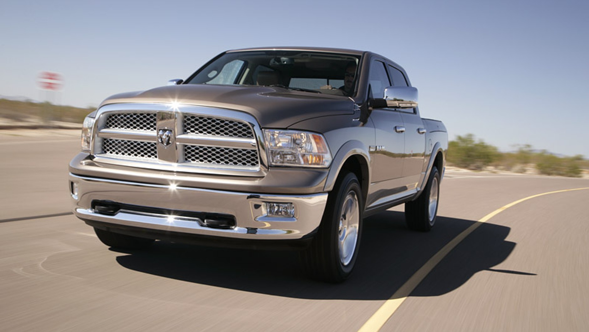Dodge Ram to od lat jeden z najpopularniejszych aut w USA. W niektórych wersjach ma pod maską silniki diesla marki Cummins – zbliżone do tych, jakie w Europie trafiały do średniej wielkości ciężarówek, kombajnów i dużych ciągników rolniczych. Tunerzy potrafią z nich wycisnąć niewiarygodne moce, zwykle kosztem skandalicznego składu spalin.