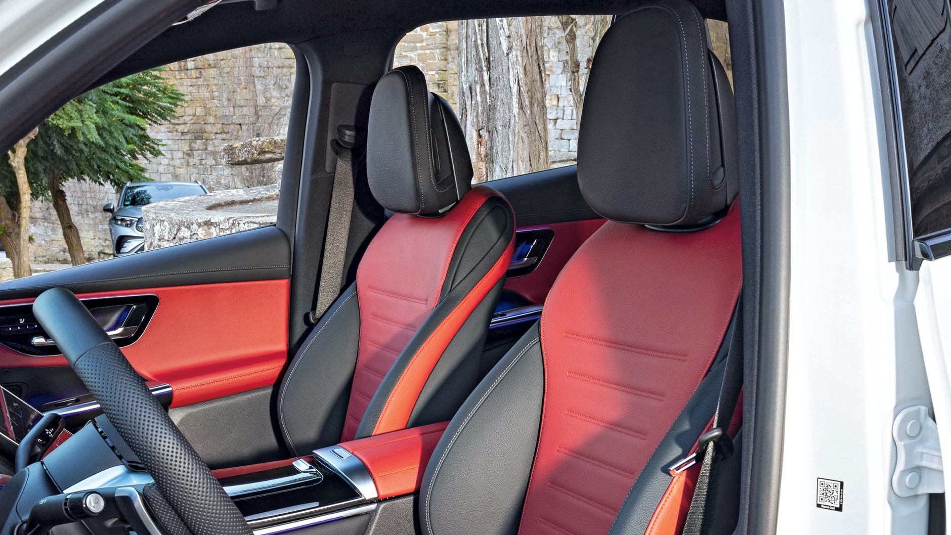 Przednie fotele są dobrze skrojone, dają dużo bocznego podparcia