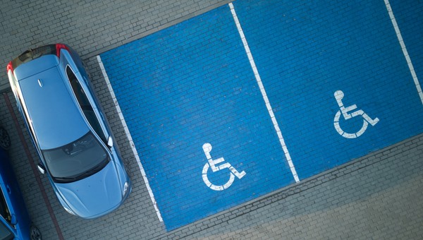 "Za dobrze wyglądasz na niepełnosprawną" – słyszę to w kółko, gdy parkuję [LIST]