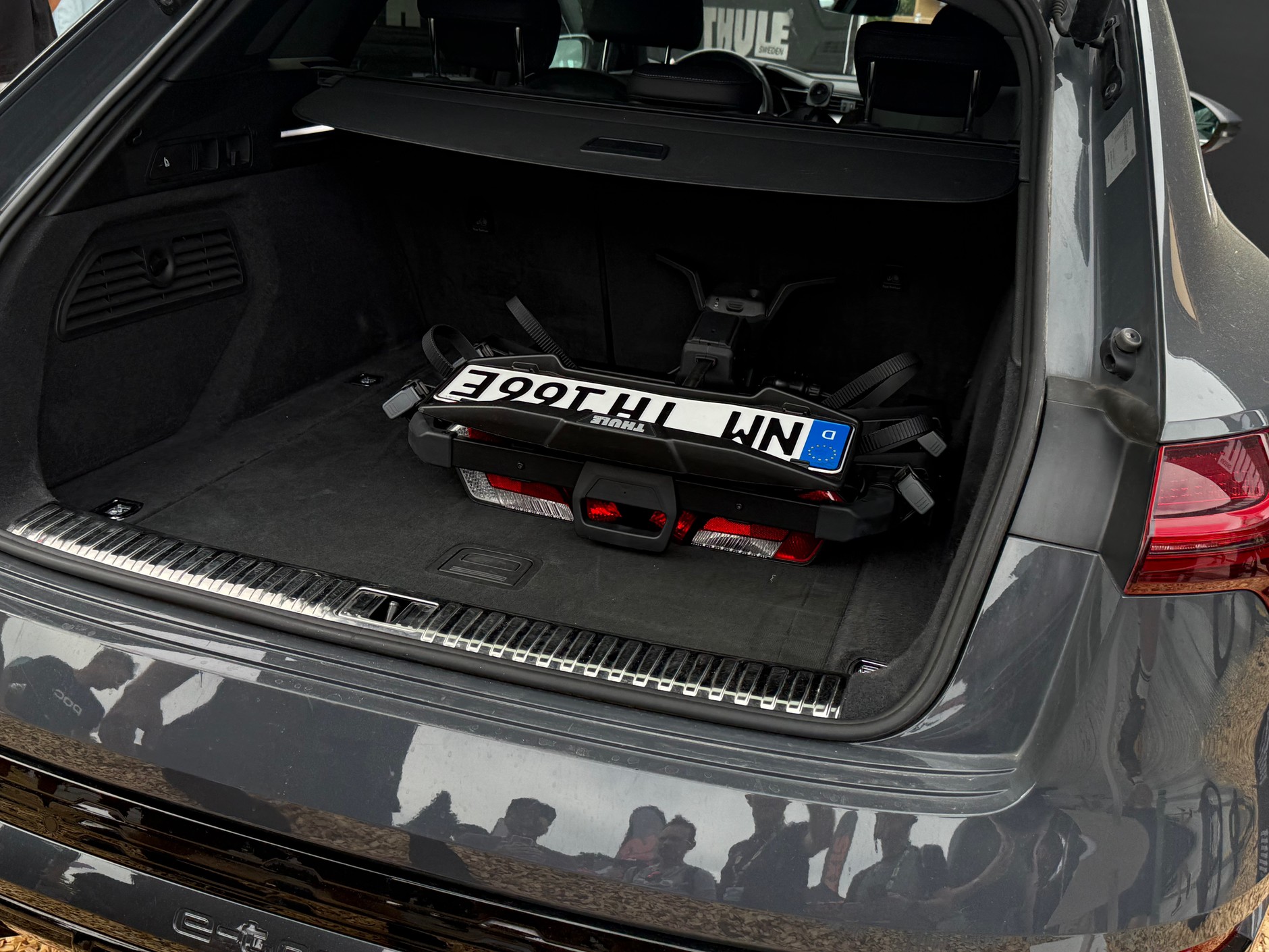 Po złożeniu bagażnik można włożyć do auta