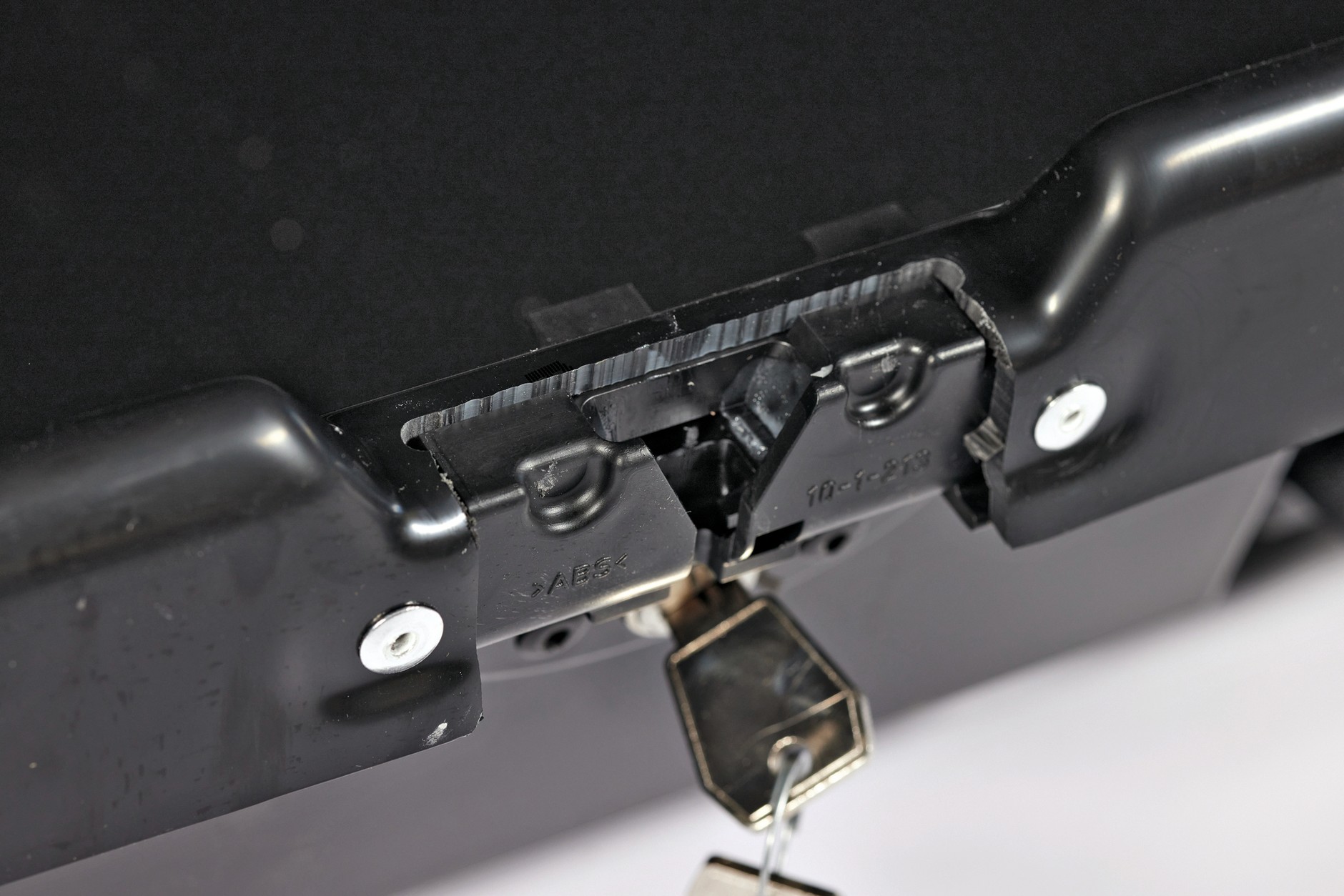 Boks dachowy, który nieznacznie tylko ustępuje zwycięskim konkurentom. Konstrukcja sprawia wrażenie solidnej, ale podczas jazdy hałas wydaje się nieco bardziej dokuczliwy niż w przypadku zwycięzców porównania.