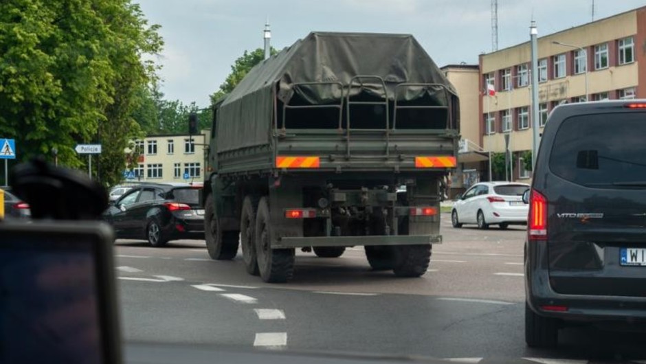 Po Białowieży jeździły pojazdy wojskowe z niewidocznymi tablicami rejestracyjnymi. Sprawę zbada żandarmeria wojskowa