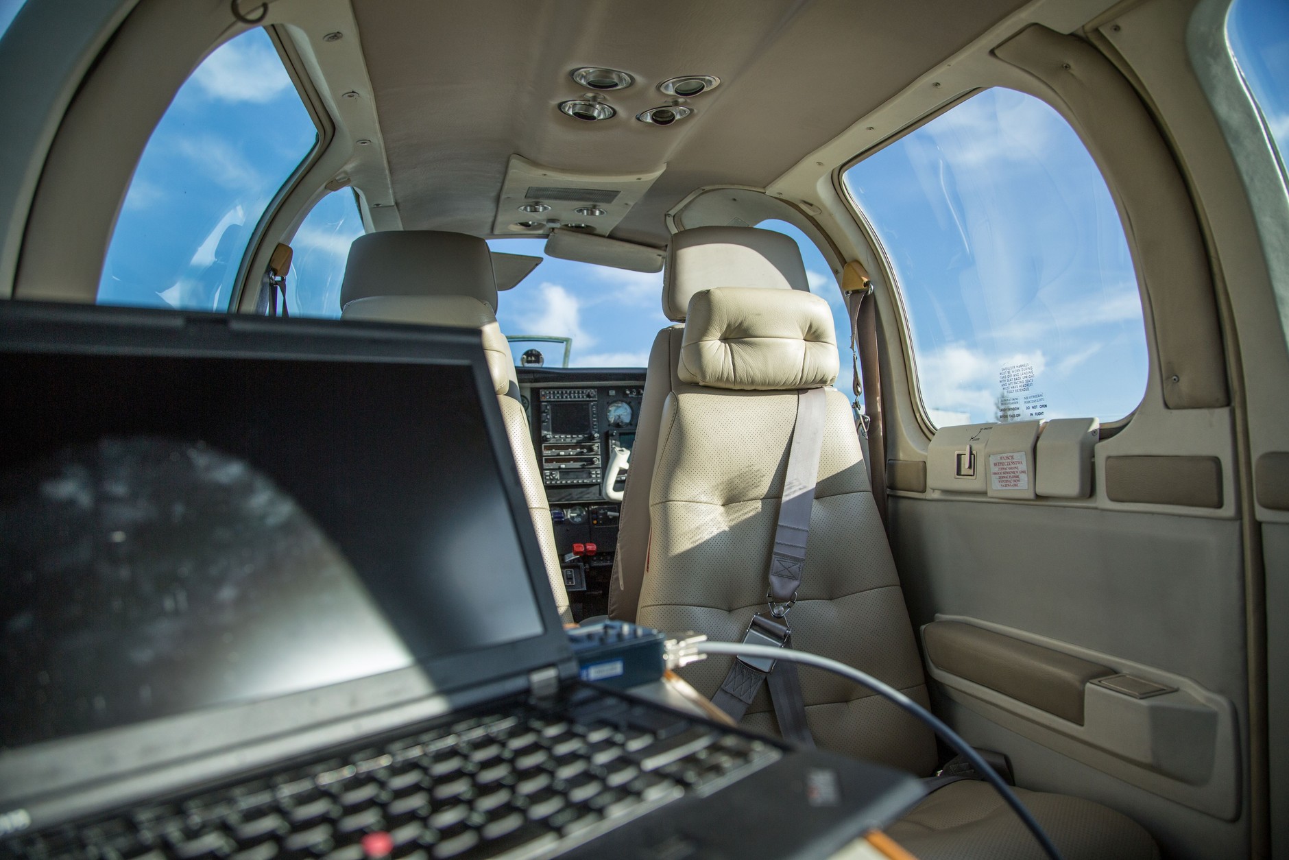 Samolot ekipy poszukującej skradzionych aut