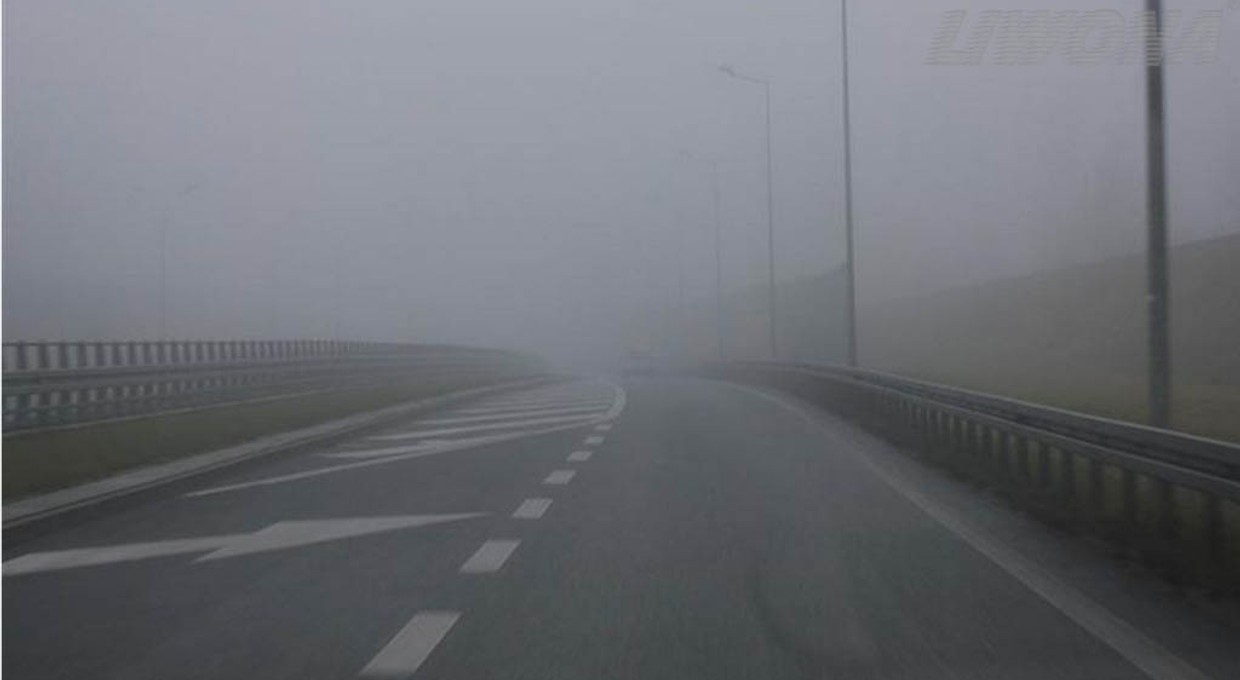 Mgła, że widać tylko na 100 metrów. Masz prawo włączyć światła przeciwmgłowe tylne?