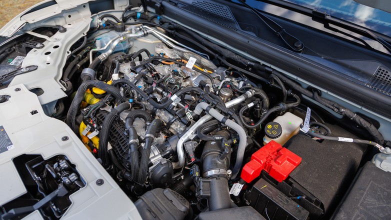 Spalinowy SUV, który drwi z cen paliw? To zasługa układu Tribrid 150 4x4
