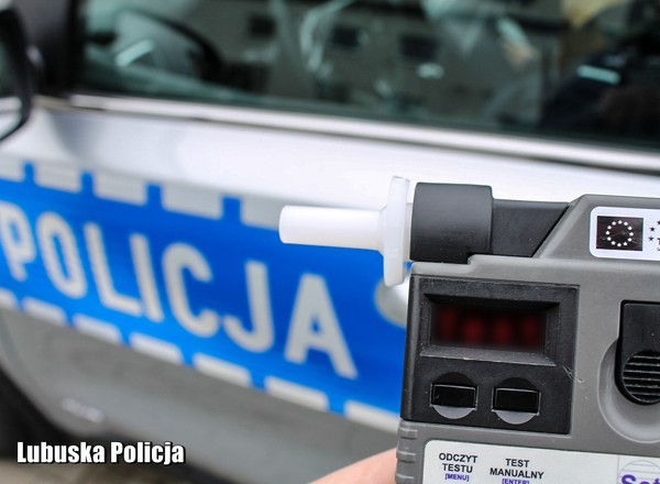 Chciał przekupić policjantów. Właśnie dowiedział się, co mu za to grozi