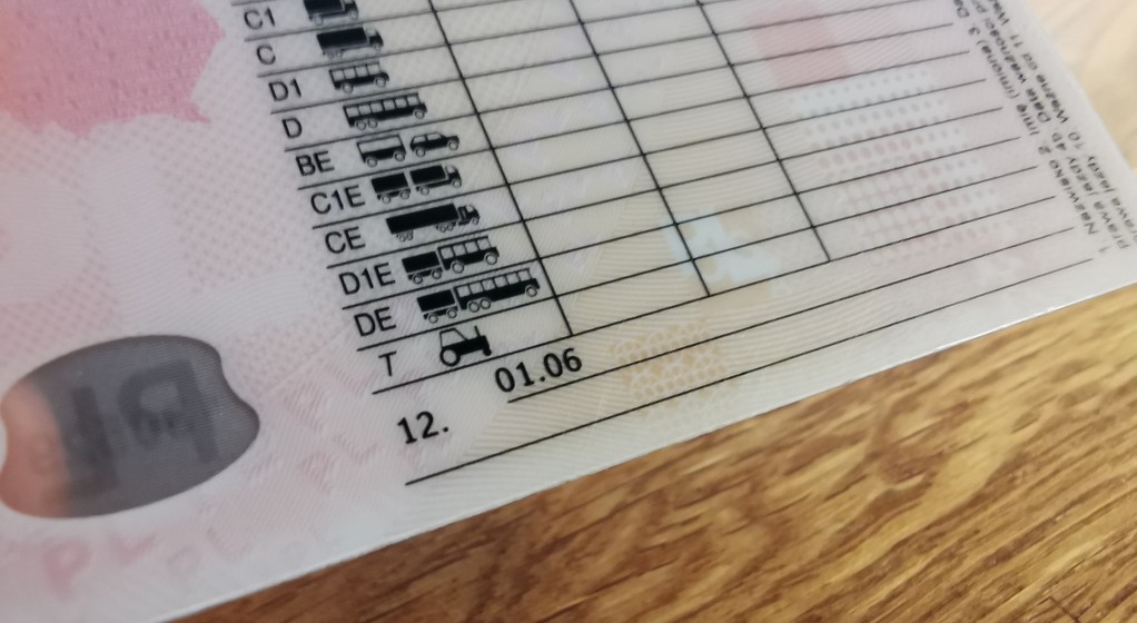 Prawo jazdy z ograniczeniem: kod 01.06 oznacza, że właściciel musi kierować w szkłach korekcyjnych